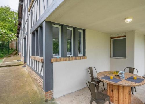 a patio with a table and chairs next to a building at Nou Kontan vwe zot in Abbecourt