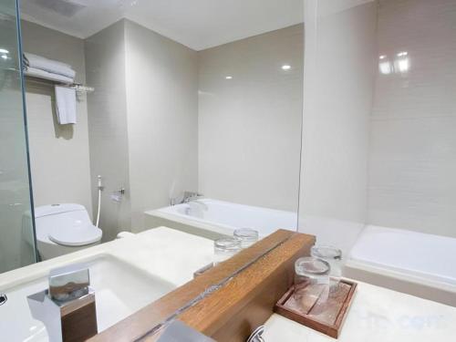 un bagno bianco con un water e un lavandino di Horison Aziza Solo a Solo