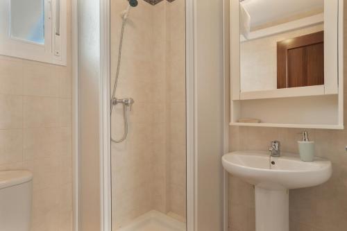 Et badeværelse på Casita De La Luz with swimmingpool