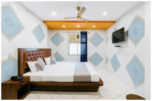 Кровать или кровати в номере Krishna Imperial Palace Charbagh- Palace near Lucknow Railway Station # Free Wifi # Room Service And Parking Facility - Fully Air conditioning Luxuary Room - Top Rated Hotel In Lucknow