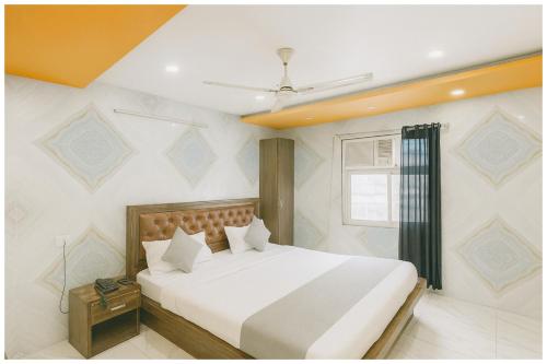 Кровать или кровати в номере Krishna Imperial Palace Charbagh- Palace near Lucknow Railway Station # Free Wifi # Room Service And Parking Facility - Fully Air conditioning Luxuary Room - Top Rated Hotel In Lucknow