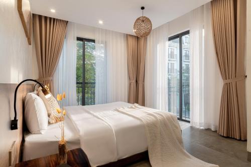 En eller flere senge i et værelse på KACHI BlissVilla - Near Beach 9BR