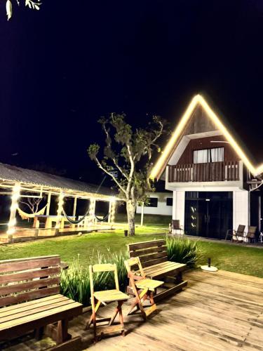 Κήπος έξω από το Chalé na beira da lagoa com vista