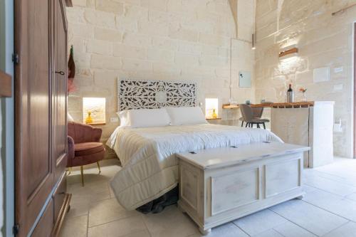 ein Schlafzimmer mit einem Kingsize-Bett und einem Tisch in der Unterkunft A Casa di Nonna Lina in Lecce