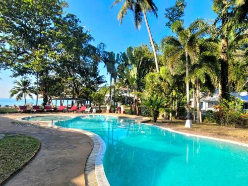 een zwembad op een resort met palmbomen bij Koh Chang Cliff Beach Resort in Ko Chang