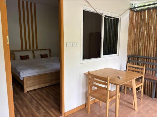 Кровать или кровати в номере Lom Phangan Studio