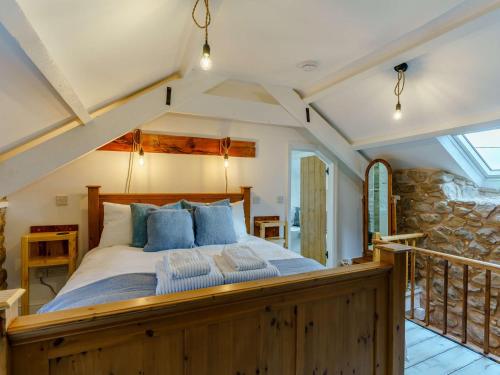 Postel nebo postele na pokoji v ubytování 1 Bed in Llansaint 89780