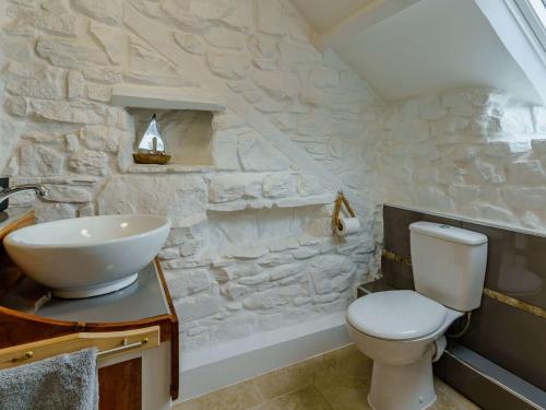 Koupelna v ubytování 1 Bed in Llansaint 89780