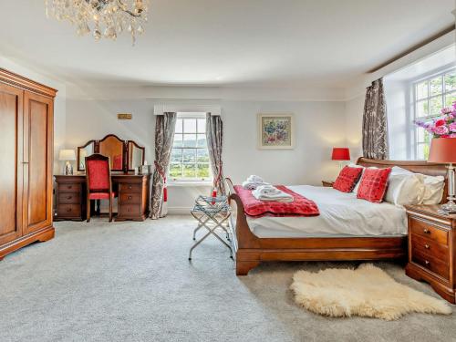 een slaapkamer met een bed, een bureau en een raam bij 5 Bed in Machynlleth 92513 in Machynlleth