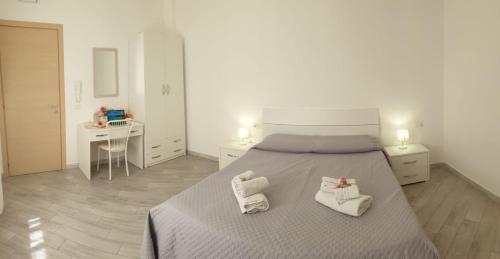 a bedroom with a bed with towels on it at Lampedusa Centro Camere&Appartamenti in LMP