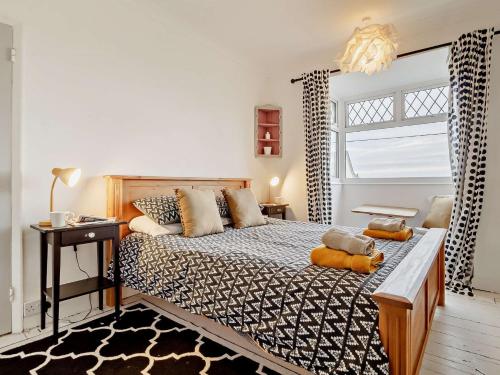 Postel nebo postele na pokoji v ubytování 3 Bed in Walton on the Naze 93784