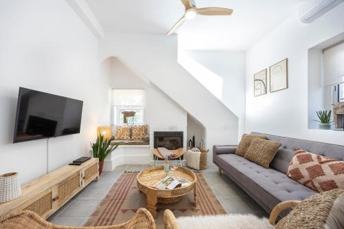 a living room with a couch and a tv at Casa Ladeira in Loulé