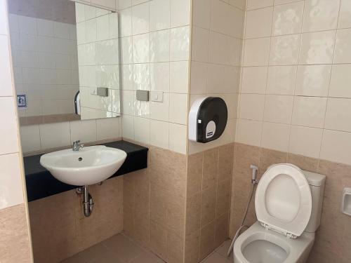 Happy Fish Guesthouse في شاطيء باتونغ: حمام مع مرحاض ومغسلة