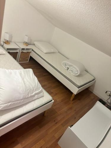 a small room with a bed and a desk at Appartement 3 chambres - 8 couchages in Six-Fours-les-Plages