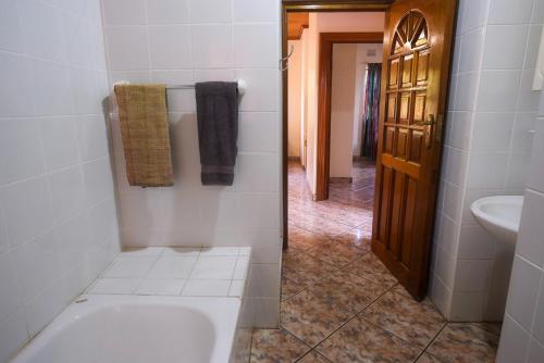 Phòng tắm tại King's Palace Self Catering Apartments