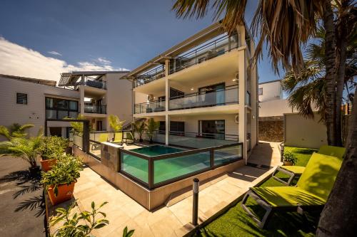 Bazén v ubytování Samadjya Appartements nebo v jeho okolí