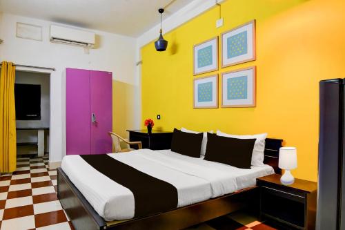 Ένα ή περισσότερα κρεβάτια σε δωμάτιο στο Hotel O Rasulgarh Square Bus Stop Formerly Hotel Rose Inn