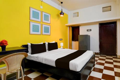 Ένα ή περισσότερα κρεβάτια σε δωμάτιο στο Hotel O Rasulgarh Square Bus Stop Formerly Hotel Rose Inn