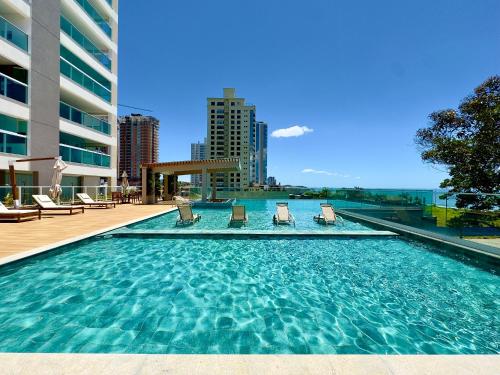 Πισίνα στο ή κοντά στο Apartamento em Condomínio Frente-Mar com Piscinas, Jacuzzi Aquecida, Sauna, Academia, Brinquedoteca, 3 quartos Churrasqueira na Sacada, Cozinha Completa e Lazer de Home Club