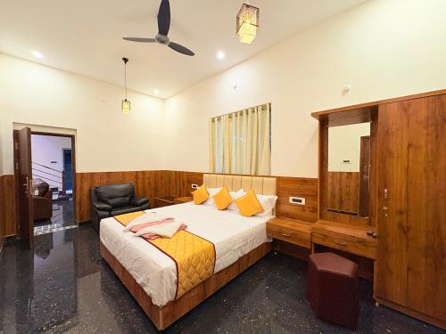 un dormitorio con una cama y una silla en Yelagiris Honey Stay, en Yelagiri