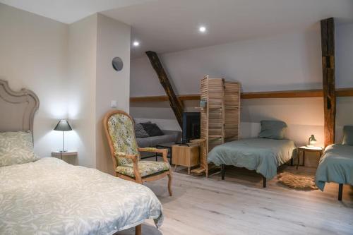 Saint-BéronにあるLe petit refugeのベッドとソファと椅子のある寝室