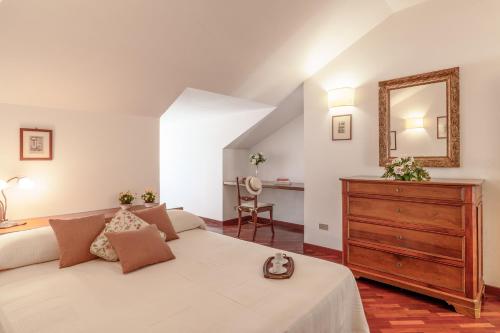 En eller flere senge i et værelse på VILLA LIA 10, Emma Villas