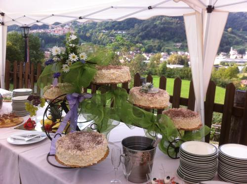 una mesa con platos y pasteles encima en Agriturismo Dazze en Marcheno