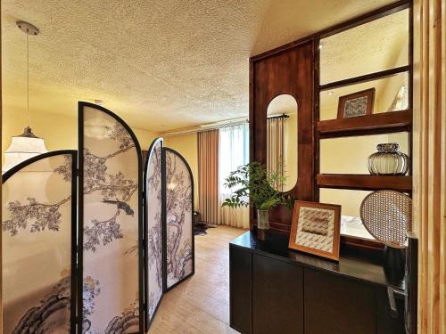 a room with a room with mirrors and a room at Siguniang Mountain Lanxi Wild Luxury Hotel in Mount Siguniang