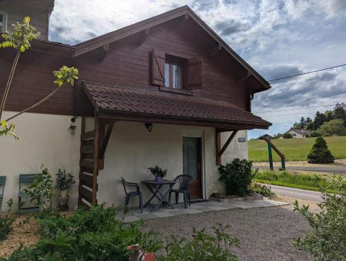 a small house with a table and chairs at Chambre d'hôtes du Moineau in Le Val-dʼAjol