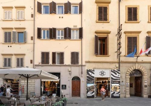 Avelli Pia Fourth Floor with 2 Bathrooms - Florence Charming Apartments - Delightful and bright 4rd-floor apartment without elevator, overlooking one of Florence's most beautiful squares, Exceptionally located for exploring the city