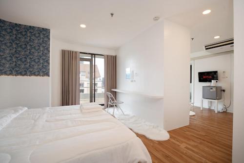 Кровать или кровати в номере Elegant King BR Apt Bathtub, BTS Central BKK BTB8