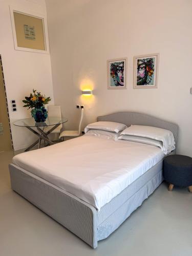 une chambre avec un grand lit et une table dans l'établissement A' Cantunera - Apartment, à Taormine