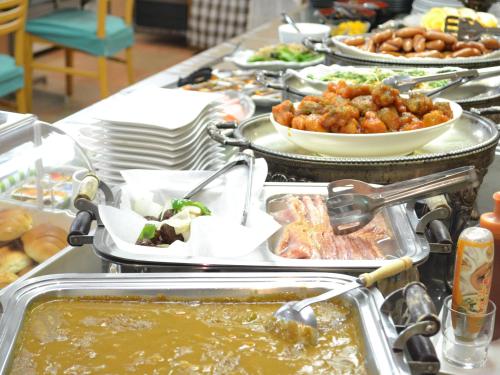 um buffet com muitos tipos diferentes de comida em Hotel Crown Hills Koriyama em Koriyama