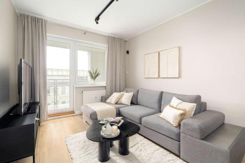 Comfortable Apartment with Parking in Poznań by Noclegi Renters