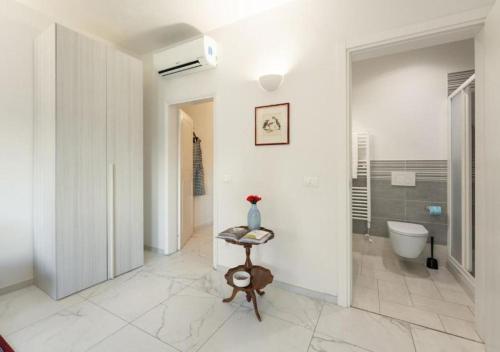 Avelli Pia Fourth Floor with 2 Bathrooms - Florence Charming Apartments - Delightful and bright 4rd-floor apartment without elevator, overlooking one of Florence's most beautiful squares, Exceptionally located for exploring the city