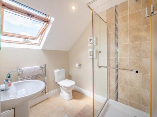 um banheiro com chuveiro, vaso sanitário e pia em 6 Bed in Ballylongford oc-ii15599 em Ballylongford