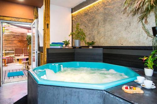 un jacuzzi en el medio de una habitación en Premium Stay, en Bad Ems