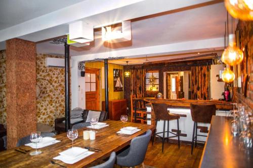 comedor con mesa y bar en Premium Stay, en Bad Ems