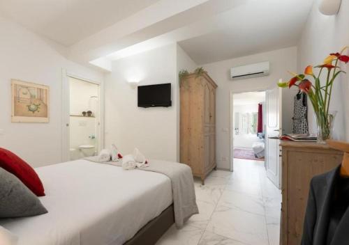 Avelli Pia Fourth Floor with 2 Bathrooms - Florence Charming Apartments - Delightful and bright 4rd-floor apartment without elevator, overlooking one of Florence's most beautiful squares, Exceptionally located for exploring the city