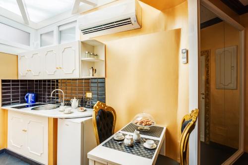Spanish Steps Boutique Gold Apartment