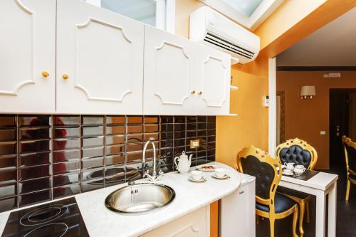 Spanish Steps Boutique Gold Apartment