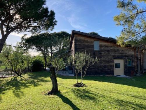 ein Haus mit zwei Bäumen davor in der Unterkunft Villa Harmonie in Monteton