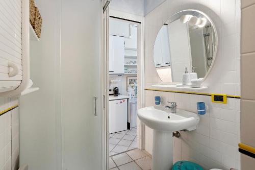een witte badkamer met een wastafel en een spiegel bij 5 Terre - Lerici - Piccolo Golfo in Lerici