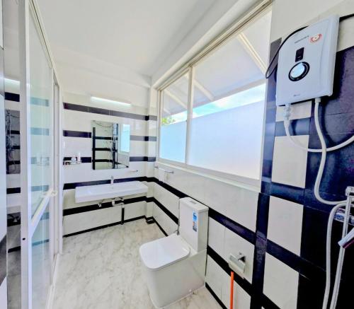 Un baño con inodoro y ventana. en Lake View Villa, en Rajagiriya