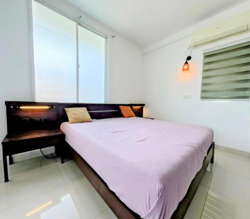 Un dormitorio pequeño con una cama y una ventana. en Lake View Villa, en Rajagiriya