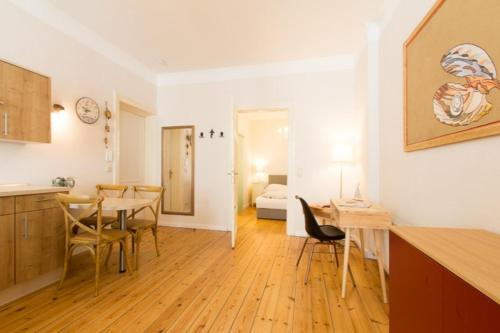 een keuken en woonkamer met een tafel en stoelen bij 1 Wellenklang in Rostock