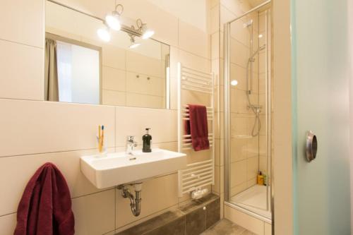 een badkamer met een wastafel en een douche bij 1 Wellenklang in Rostock