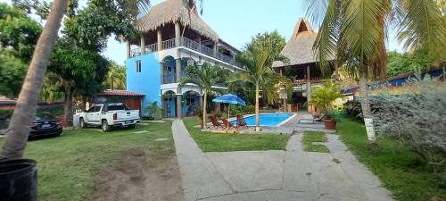 Hồ bơi trong/gần Lokoo Resort