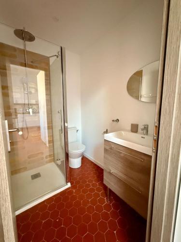 a bathroom with a shower and a toilet and a sink at Jolie T2 dans le centre ville Aubagne in Aubagne
