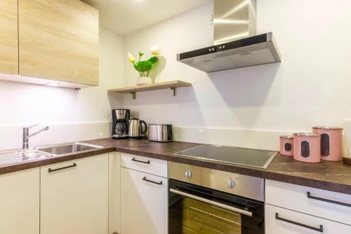 Η κουζίνα ή μικρή κουζίνα στο Ferienwohnung "Hirschbergsuite" - Mit Hotelfrühstück, Sauna, fast direkt am See